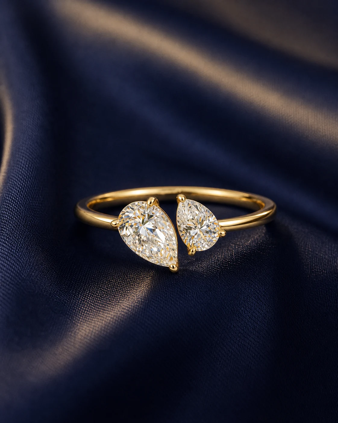 Larensy pear-cut toi et moi ring on midnight-blue satin