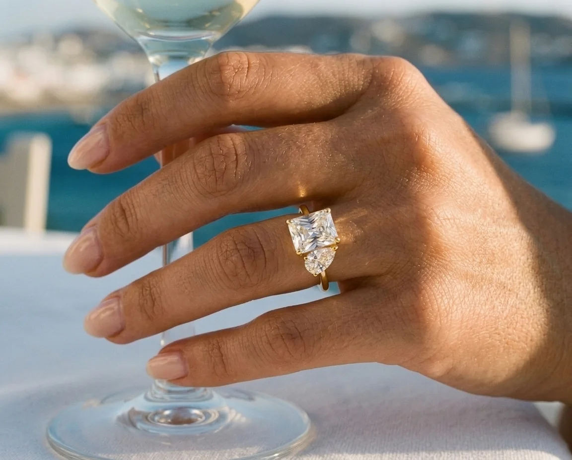 Duet · Yellow gold · 2 ct worn on the hand