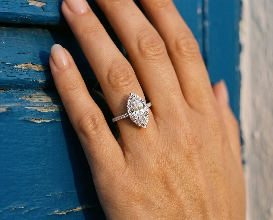 Lyselle · White gold · 3 ct worn on the hand